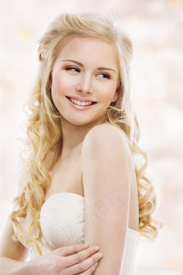 在公车上拨开内裤进入的视频