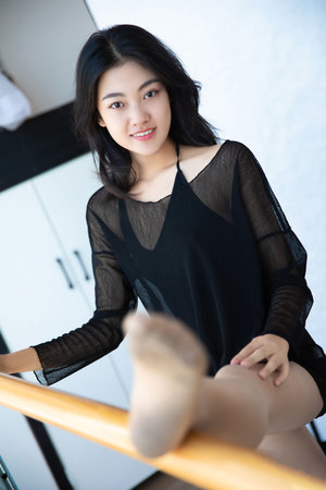 女同学跪在高贵的女同学脚下